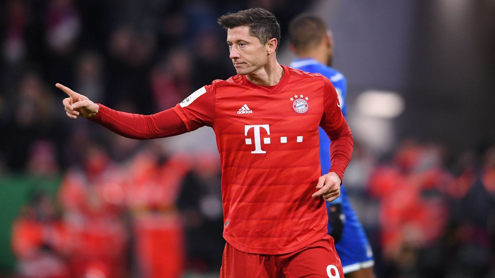 
                <strong>Robert Lewandowski</strong><br>
                Wird verhältnismäßig selten in Szene gesetzt in Halbzeit eins, trotzdem immer gefährlich. Und erfolgreich: Nach einem Fehler von Hoffenheims Torhüter Pentke reagiert er am schnellsten und köpft zum 3:1 ein. Auch er kann in der aus Bayern-Sicht zu passiven zweiten Halbzeit kaum Akzente setzen, bis er in der 80. Minute nach einem Eckball mal wieder mit dem Kopf zur Stelle ist - Doppelpack. Geht kurz nach seinem Treffer runter. ran-Note: 2
              