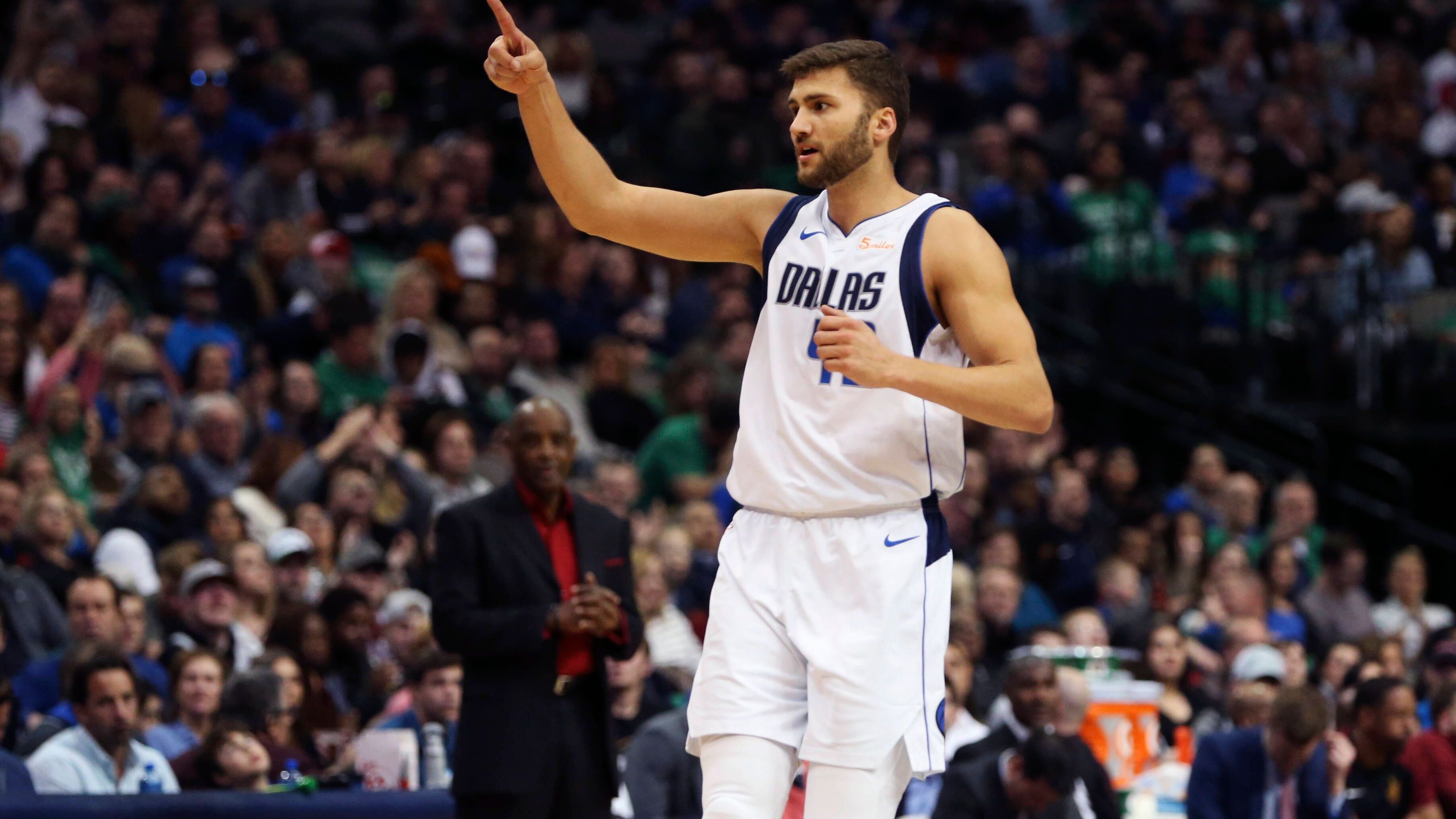 <strong>Maxi Kleber</strong> <br>- In der NBA seit 2017<br>- Teams: Dallas Mavericks (seit 2017)<br>- Spiele (Regular Season und Playoffs): 367 und 31<br>- Statistiken (Regular Season): 6.9 Punkte, 4.7 Rebounds, 1.1 Assists