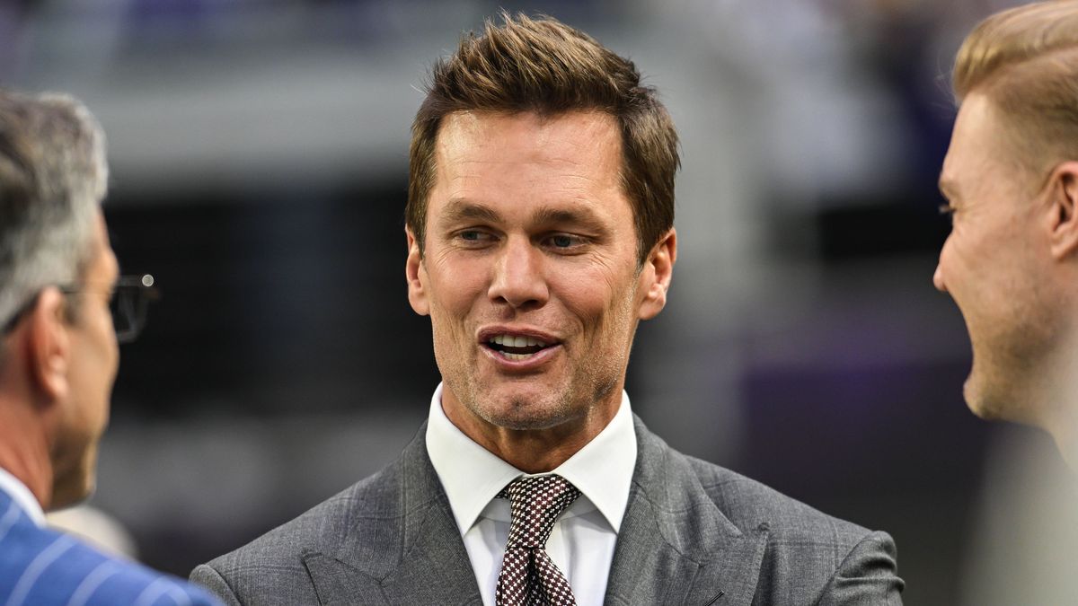 NFL, American Football Herren, USA Green Bay Packers at Minnesota Vikings Dec 29, 2024; Minneapolis, Minnesota, USA; FOX broadcaster and former NFL quarterback Tom Brady looks on before the game be...