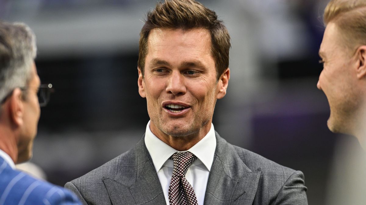 NFL, American Football Herren, USA Green Bay Packers at Minnesota Vikings Dec 29, 2024; Minneapolis, Minnesota, USA; FOX broadcaster and former NFL quarterback Tom Brady looks on before the game be...