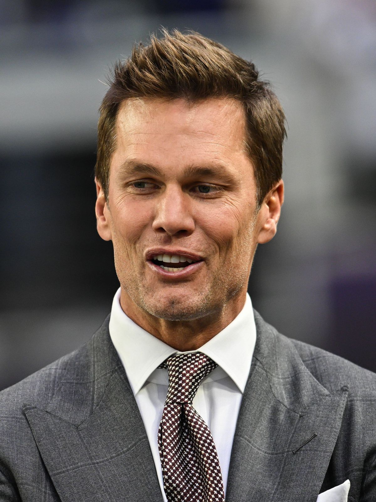 NFL, American Football Herren, USA Green Bay Packers at Minnesota Vikings Dec 29, 2024; Minneapolis, Minnesota, USA; FOX broadcaster and former NFL quarterback Tom Brady looks on before the game be...