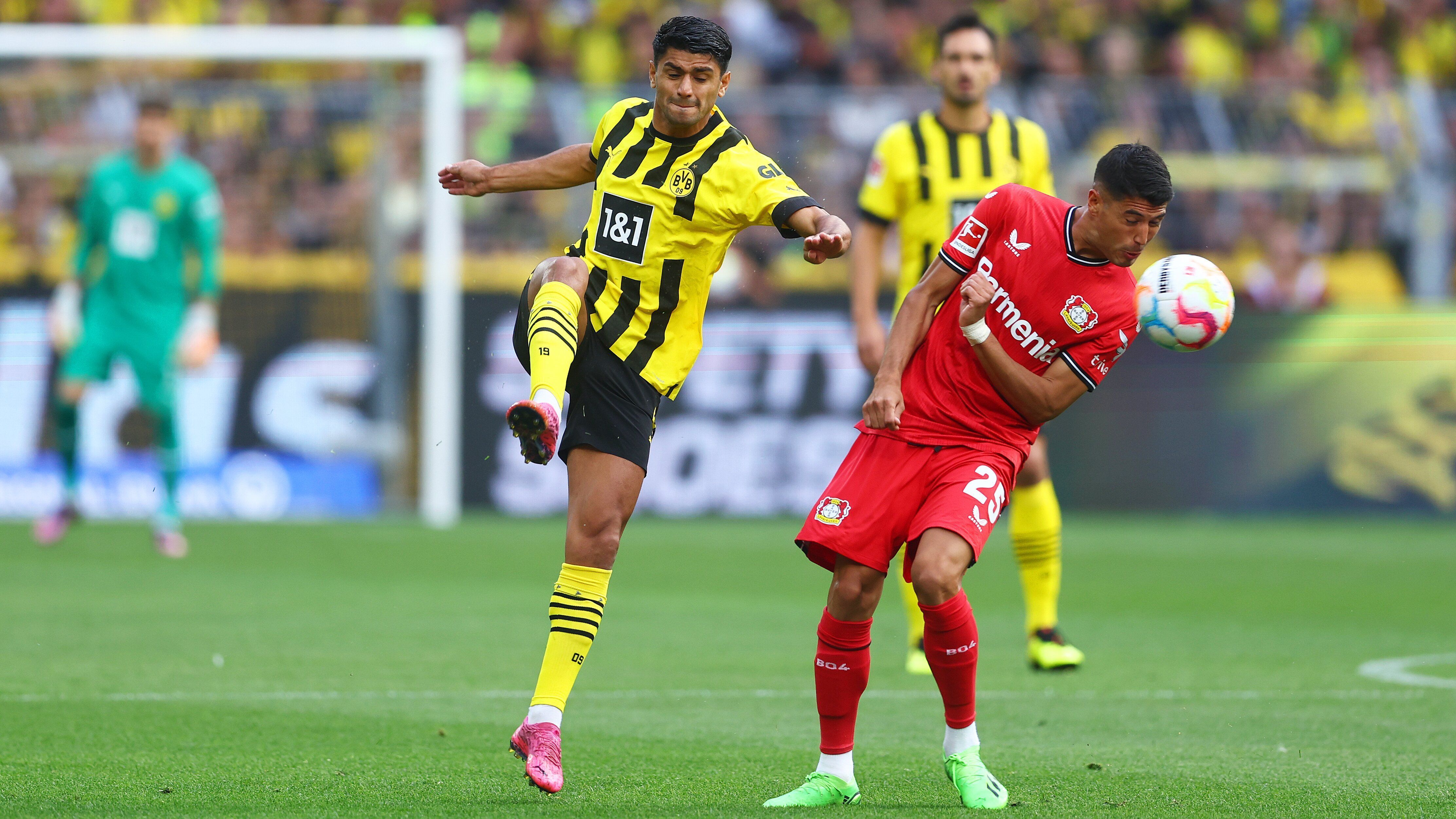 
                <strong>Mahmoud Dahoud</strong><br>
                Steht zunächst im Mittelfeld im Schatten von Jude Bellingham, läuft viel, hat aber wenig große Szenen. Nach einem Monster-Tackling in der 42. Minute wacht er aber auf und stabilisiert das Dortmunder Zentrum. Arbeitet viel nach hinten und überlässt seinem englischen Kollegen den offensiveren Part. ran-Note: 2
              