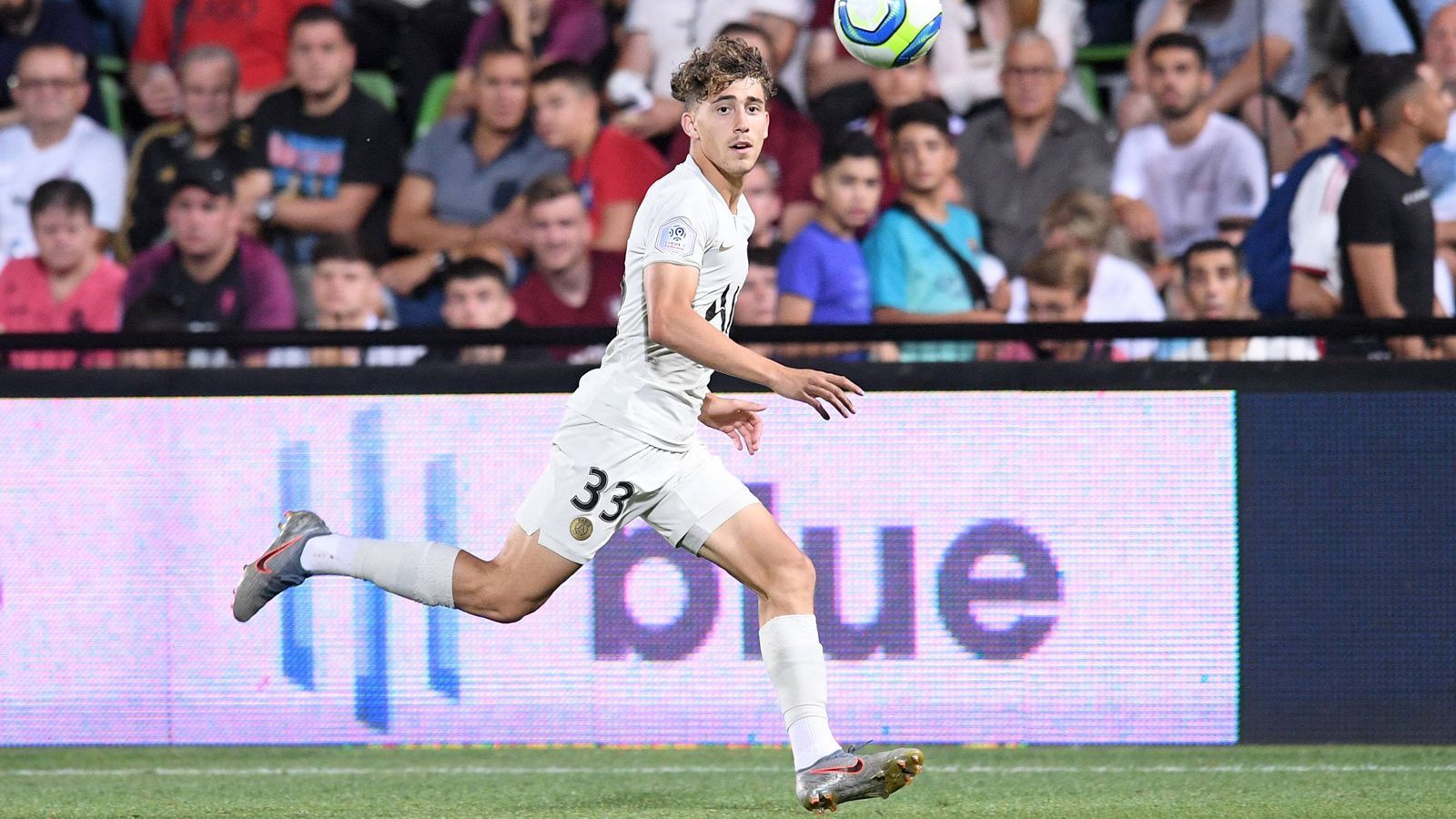 
                <strong>4. Adil Aouchiche (Paris St.  Germain/Frankreich)</strong><br>
                Alter beim Debüt: 17 Jahre, ein Monat, 15 TageBegegnung: FC Metz - Paris St. Germain 0:2Position: Offensives Mittelfeld
              