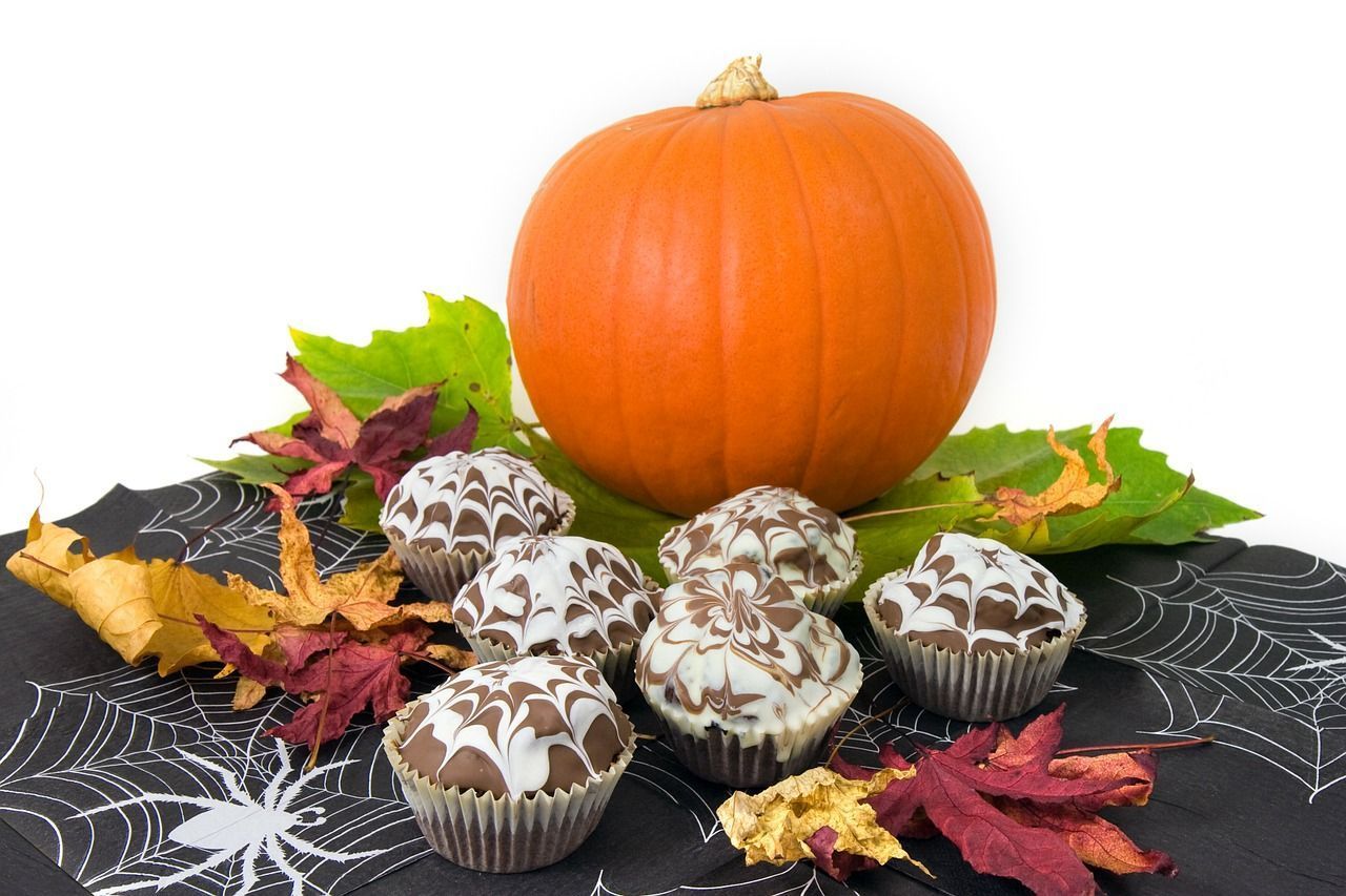 Muffins und Co. lassen sich schnell passend zu Halloween dekorieren.