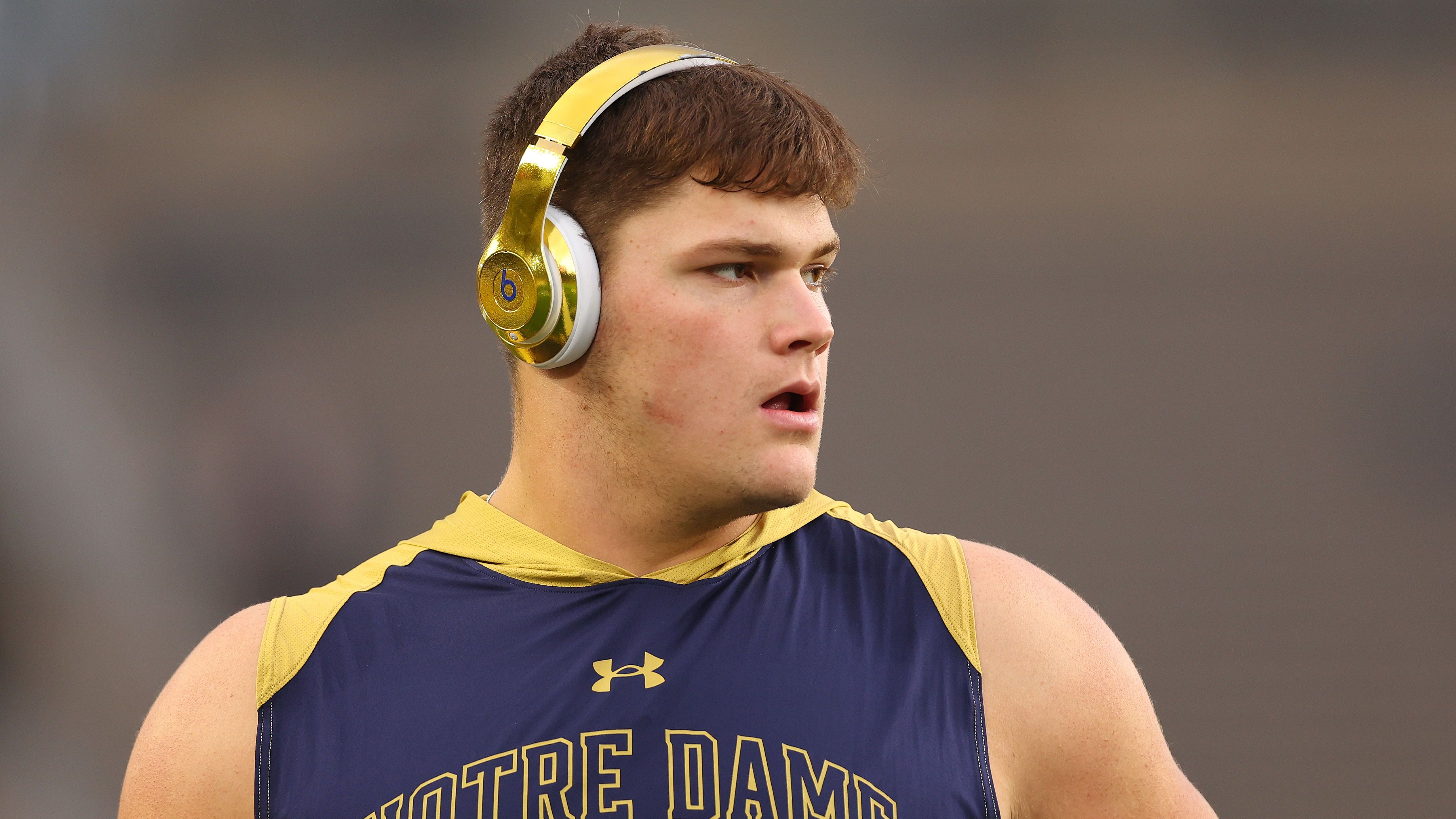 <strong>Joe Alt (Offensive Tackle, Notre Dame) </strong><br>Joe Alt könnte zwar noch mindestens ein Jahr am College bleiben, will sich aber in der NFL versuchen. Das gab er bereits Mitte Dezember bekannt. Der Offensive Tackle der Fighting Irish gilt als eines der beiden besten Prospects auf seiner Position.