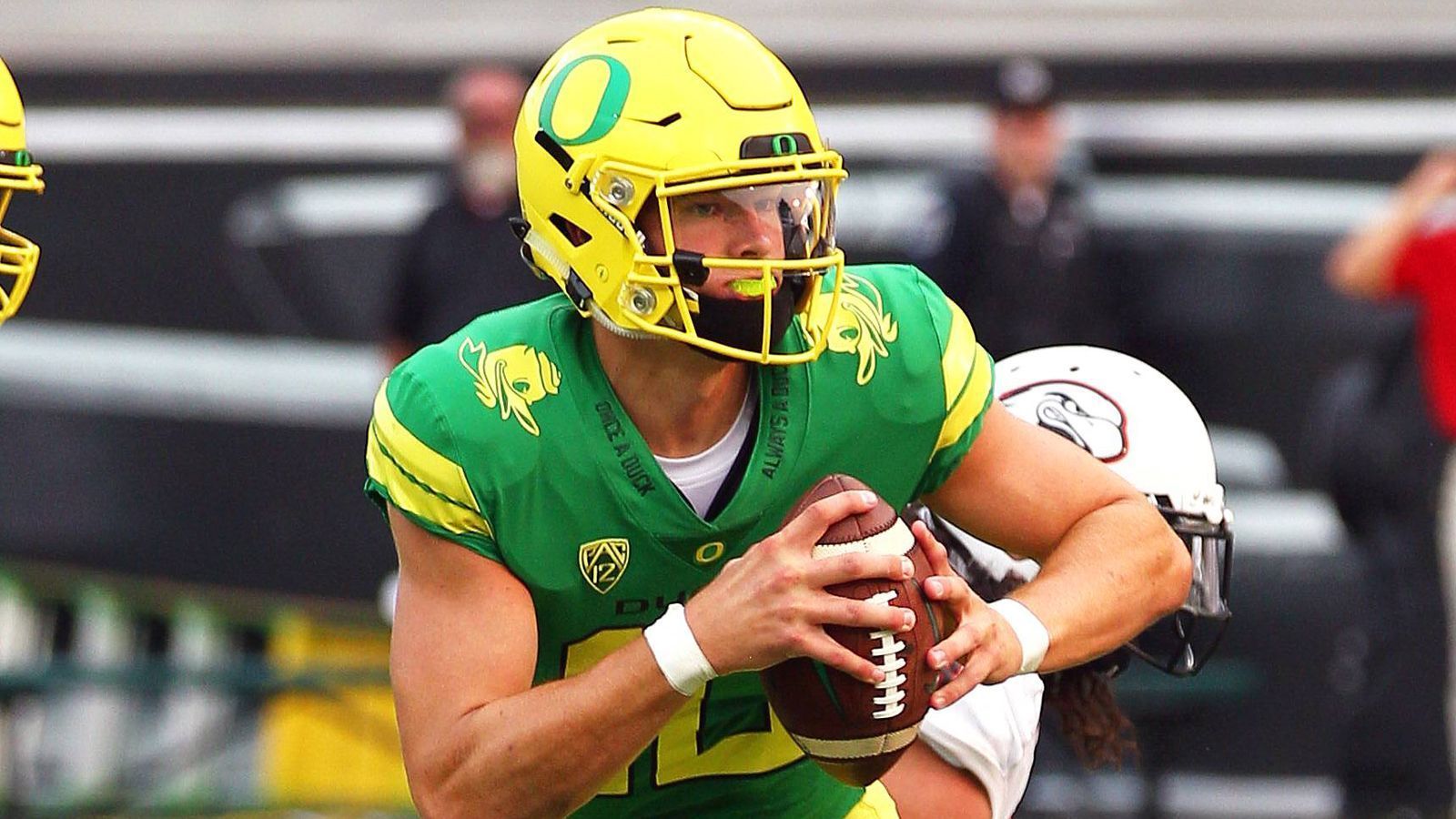 
                <strong>Justin Herbert (Quarterback, Oregon)</strong><br>
                Herbert gilt als Prototyp eines Quarterbacks: Er ist groß und athletisch, kann die Spiele sowohl als Passgeber wie auch als Läufer entscheiden. Seine Passgenauigkeit hat bereits jetzt NFL-Format. Letzte Saison brachte er 67,5 Prozent seiner Pässe an den Mann. Das Problem ist nur: Er gilt als sehr verletzungsanfällig und hat bislang erst 16 College-Spiele innerhalb von zwei Jahren absolviert.  
              