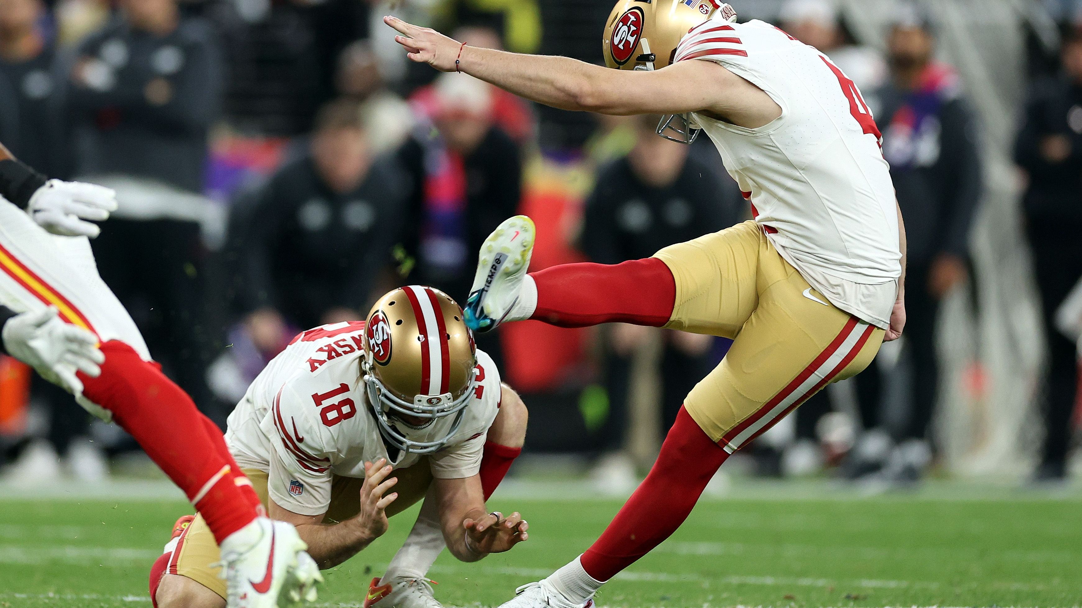 <strong>Meiste Field Goals über mehr als 50 Yards in einem Super Bowl: 2</strong><br>Damit kommen Butker und Moody (r.) zusammen auf zwei Field Goals über mehr als 50 Yards und stellen gemeinsam einen Rekord auf. Denn so viele erfolgreiche Kicks über eine solche Distanz gab es noch nie in einem Super Bowl.