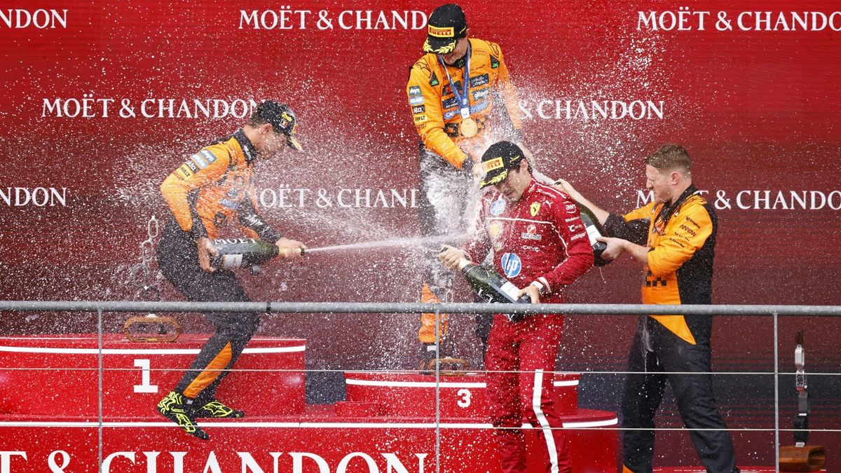 Die Top-3 feiern auf dem Podium