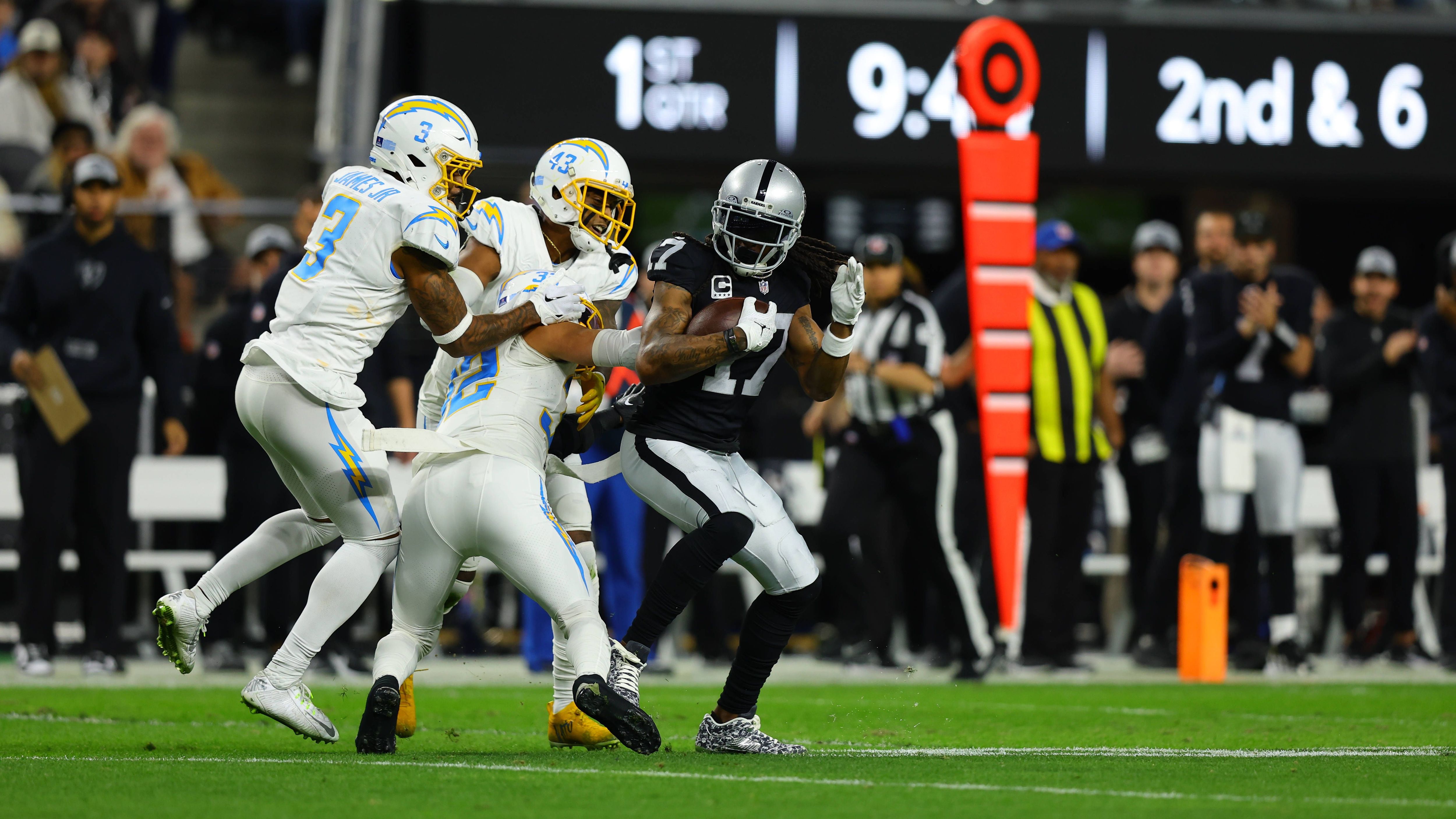 <strong>Sonntag: Las Vegas Raiders at Los Angeles Chargers</strong><br>Ausgerechnet zum Saisonauftakt droht den Chargers ein "Auswärtsspiel" zuhause. Der Division-Rivale aus Las Vegas ist zu Gast und die gegnerischen Fans haben eine vergleichsweise kurze Anreise. Vielleicht ist der Hype um Neu-Coach Jim Harbaugh aber ja groß genug, dass die L.A.-Fans das Chargers-Stadion vollmachen.