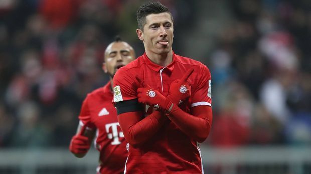 
                <strong>Robert Lewandowski</strong><br>
                Robert Lewandowski: Von Beginn an baute der Pole einen ungemeinen Druck auf die Leipziger Hintermannschaft auf. Hatte zu viel Platz und nutzte diesen dann auch. Traf vor dem 1:0 den Pfosten, leitete das 2:0 ein und traf selbst per Elfmeter zum 3:0. ran-Note: 2+
              