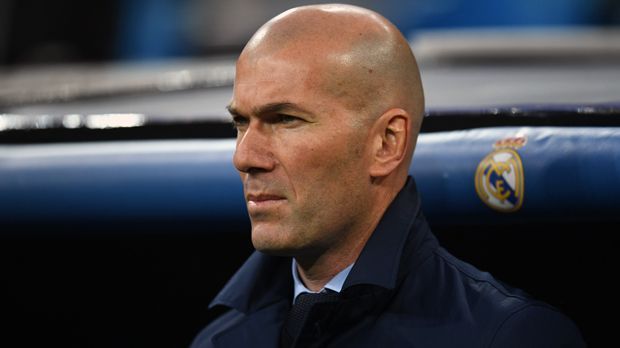 
                <strong>Zinedine Zidane (Real Madrid)</strong><br>
                Zinedine Zidane ist seit dem 4. Januar 2016 Coach bei Real Madrid. Seit 2001 ist der Franzose im Verein, trug früher das Trikot der "Königlichen". Als Spieler gewann er die Champions League, die Meisterschaft und den Pokal mit den Königlichen und seine Trainerkarriere verläuft bislang auch erfolgreich. Zwei Mal in Folge gewann Zidane mit dem Hauptstadt-Klub zuletzt die Champions League, zudem in der Vorsaison den Meistertitel. In der laufenden Spielzeit steckt die Zidane-Elf blieb der amtierende Meister jedoch hinter den Erwartungen zurück, weshalb die Titelverteidigung nicht mehr realistisch erscheint (im Pokal sind die Galaktischen schon ausgeschieden), dafür aber der dritte Titel in der Königsklasse in Folge. Im Halbfinale trifft Real auf den FC Bayern. Zidanes Vertrag läuft bis zum Sommer 2020.
              