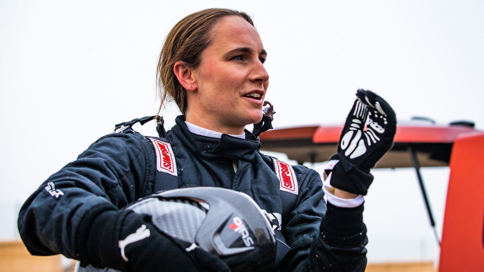 
                <strong>Frauen in der Extreme E</strong><br>
                Frauen im Motorsport ist seit Jahren ein kontroverses Thema, denn der Motorsport ist immer noch ein von Männern dominiertes Umfeld. Die Macher der Extreme E wollen das Thema Gleichstellung vorantreiben, indem sich in jedem Team ein Mann und eine Frau das Cockpit teilen. Der Modus macht es dann möglich, dass eine Frau gegen einen Mann antritt, die Geschlechter also nicht unter sich bleiben. Die deutschen Teams "Rosberg Xtreme Racing" und "ABT Cupra XE" gehen zum Beispiel mit Johan Kristoffersson und Molly Taylor (im Bild) respektive Mattias Ekström und der Deutschen Claudia Hürtgen an den Start.
              