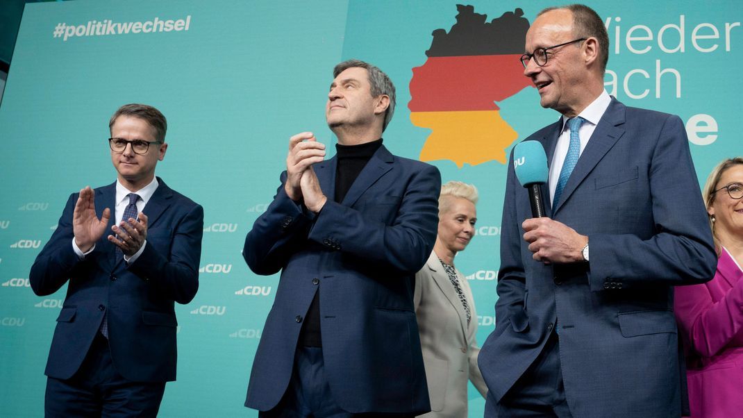 Die CDU-Spitze in Feierlaune. Von links: Carsten Linnemann, Markus Söder, Friedrich Merz.