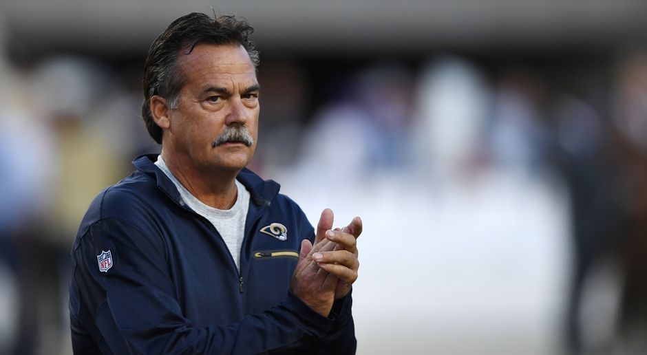 
                <strong>Verlierer: Jeff Fisher </strong><br>
                "I'm not fucking going 7-9 or 8-8 or 9-7, okay?" Das sagt der damalige Coach der Los Angeles Rams noch vor der Regular Season in der NFL-Doku "Hard Knocks". "Das Team ist zu talentiert. Ich weiß, was ich tue", ist eine weitere Aussage. Nach der Saison wissen wir: Der gute Jeff Fisher überschätzt sich und sein Team. Mit einer Bilanz von nur vier Siegen bei zwölf Niederlagen beenden die Rams die Regular Season abgeschlagen auf Platz drei ihrer Division. Noch dazu: Für Fisher ist bereits nach dem 14. Spieltag Schluss. Er wird gefeuert.
              