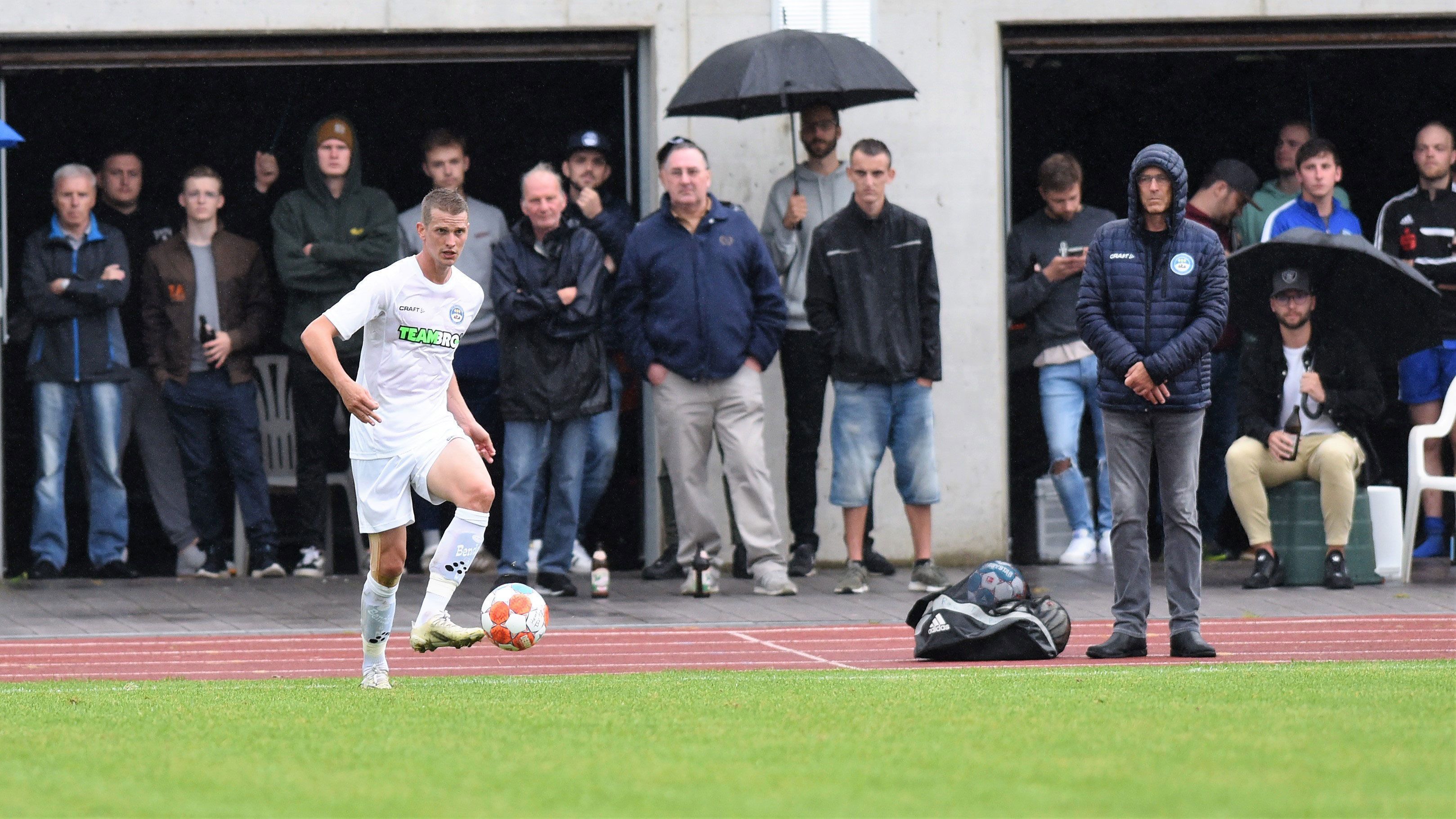 
                <strong>Dorthin zurück, wo alles begann</strong><br>
                Die Fußballschuhe schnüren Lars und Sven fortan für ihren Heimatverein, den TSV Brannenburg. Ihr letztes Spiel für die Blau-Weißen ist übrigens schon einige Jahre her und war in der E-Jugend, ehe 1999 der Sprung in die Jugendabteilung der SpVgg Unterhaching folgte.
              