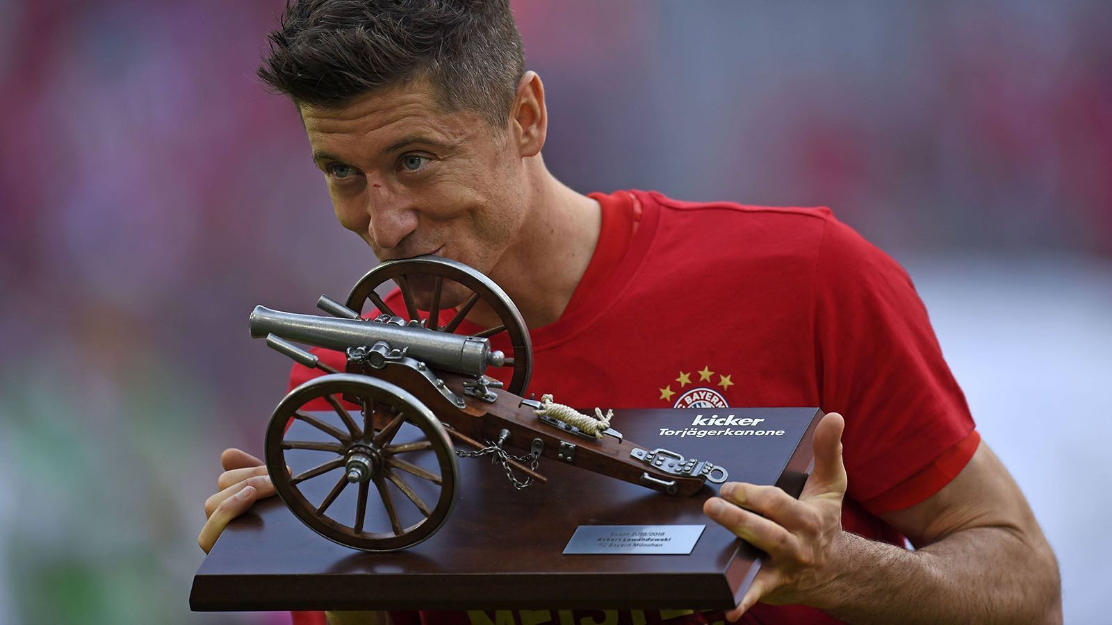 
                <strong>In diesen Spielzeiten wäre Robert Lewandowski jetzt schon Torschützenkönig</strong><br>
                Die Saison 2019/20 ist gerade mal zur Hälfte gespielt, dennoch hat Bayern-Stürmer Robert Lewandowski bereits 19 Treffer auf seinem Konto. Erstmals seit fast fünf Jahrzehnten…
              