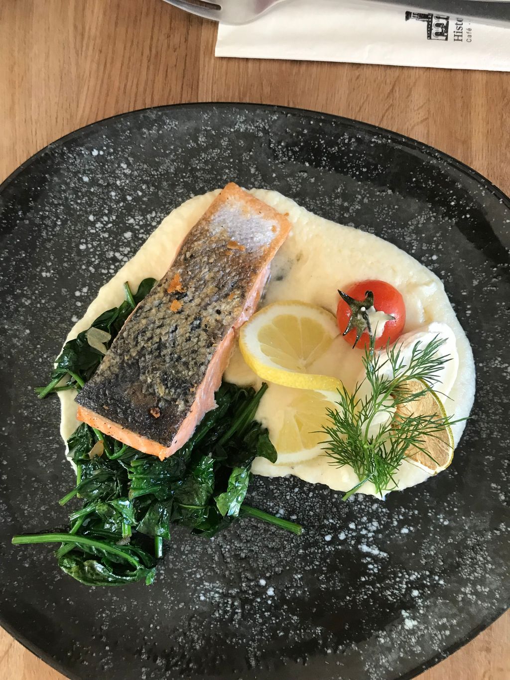 Gebratenes Lachsfilet mit Pastinaken-Creme