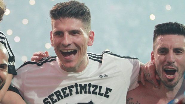 
                <strong>Mario Gomez (Besiktas Istanbul)</strong><br>
                Mario Gomez (Besiktas Istanbul): Vertrag beim AC Florenz bis 2017. Der Torjäger ist bislang nur von den Italienern ausgeliehen. Allerdings dürfte Besiktas die Kaufoption über angeblich nur 1000 Euro Ablöse ziehen. Gomez selbst lässt seine Zukunft offen - schließlich könnte er bei einer torreichen EM mit einem Wechsel zu einem absoluten Top-Klub liebäugeln. "Mein Ziel ist offen", sagt der ehemalige Stuttgarter und Münchner.
              