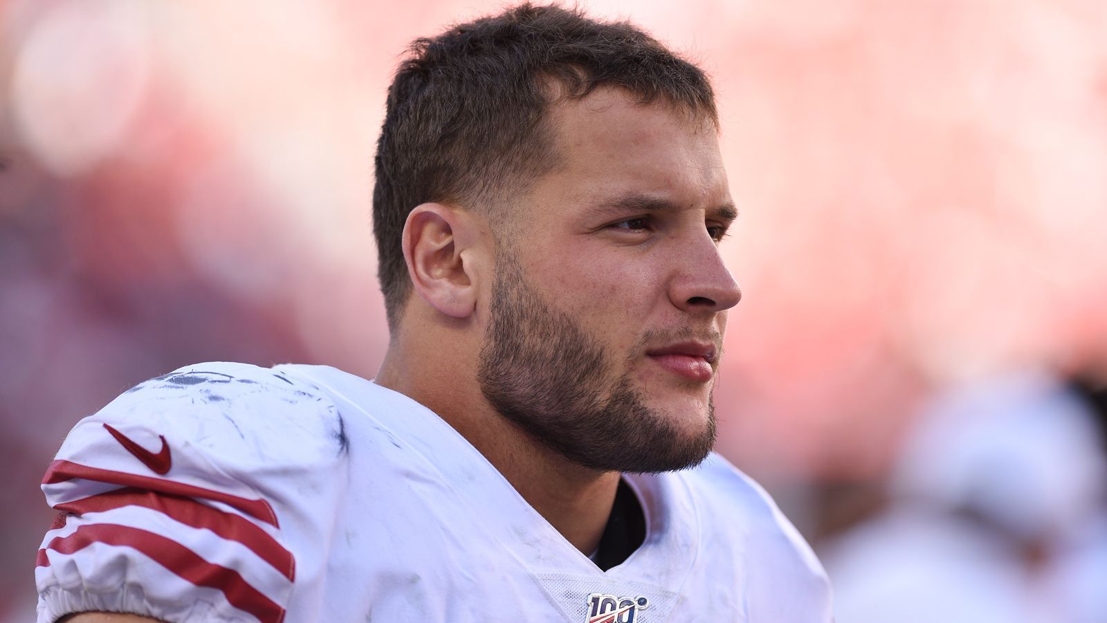 
                <strong>Rookie of the Year: Nick Bosa (San Francisco 49ers) </strong><br>
                Joey Bosa gewann 2016 nicht den Rookie-of-the-Year-Award, weil Dak Prescott von den Dallas Cowboys diesen Preis einheimste. In dieser Saison gibt es (trotz der guten Ansätze von Kyler Murray) allerdings keinen neuen Wunder-Quarterback. Daher gewinnt Nick Bosa das "Double".  
              