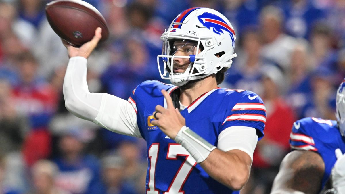 NFL, American Football Herren, USA Miami Dolphins at Buffalo Bills Sep 18, 2025; Orchard Park, New York, USA; Buffalo Bills quarterback Josh Allen (17) passes against the Miami Dolphins in the firs...