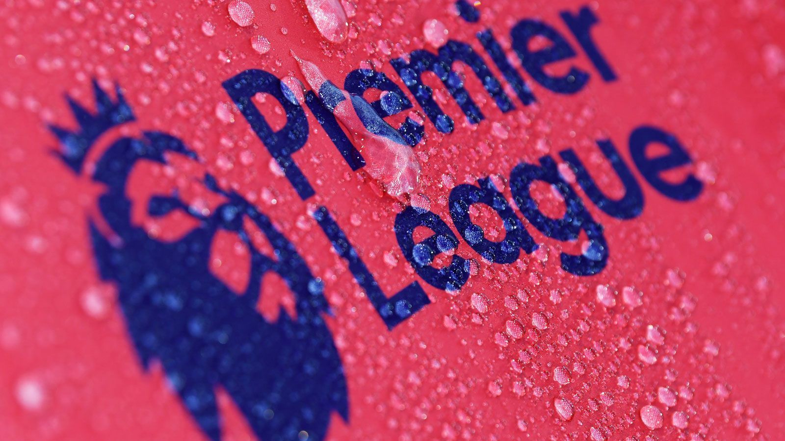 
                <strong>Big Picture: Liverpool und ManUnited planen Premier League-Reform</strong><br>
                Der FC Liverpool und Manchester United planen nach übereinstimmenden Medienberichten eine Reform der Premier League. Wie "The Telegraph" berichtet, soll die Liga verkleinert und die Abstiegsregel verändert werden. Zwei Wettbewerbe sollen ganz abgeschafft werden. Die English Football League (EFL) unterstützt die Pläne, äußerte sich bereits in einer Stellungnahme. Auch die Top-Klubs der Premier League sollen ihre Unterstützung zusichern. Jedoch gibt es dabei auch ein Problem - die zwei großen Verbände müssen sich erst einigen. Die Premier League zeigt sich vom Vorgehen der EFL enttäuscht. ran.de zeigt die angestrebten Revolutionen des Projekts "Big Picture" in der Bildergalerie.
              