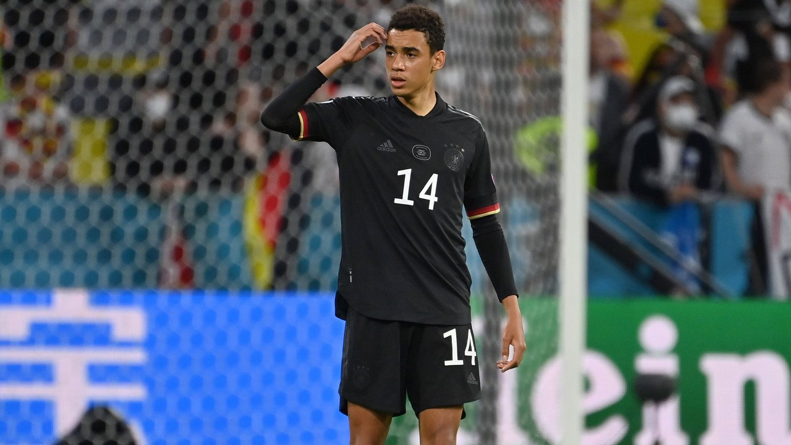
                <strong>Angriff links: Jamal Musiala</strong><br>
                Warum eigentlich nicht? Der 18 Jahre alte Spieler des FC Bayern brachte nach seiner Einwechslung so viel frischen Wind in die DFB-Offensive, dass er definitiv mehr Spielzeit verdient hätte. Und was wäre das für eine Geschichte, wenn Musiala ausgerechnet gegen England groß aufspielen würde? Schließlich wuchs er in England auf und durchlief alle Junioren-Teams der "Three Lions". Für ihn würde in dieser Aufstellung Thomas Müller aus der Startelf fallen, der bislang eine solide, aber nicht überragende EM gespielt hat.
              