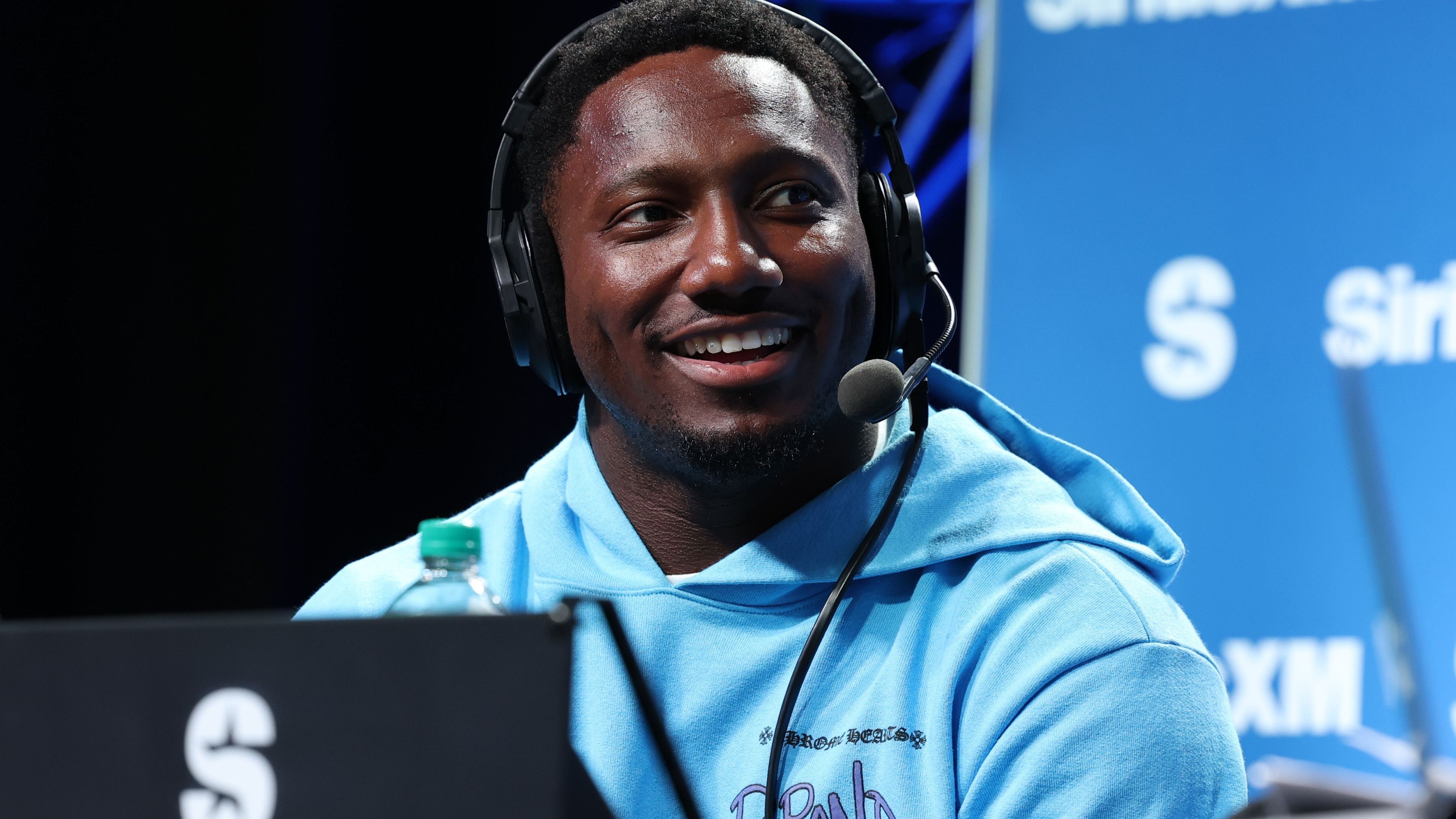 <strong>Deebo Samuel (Washington Commanders)</strong><br>Der einstige Offense-Star der San Francisco 49ers wird zur neuen Saison für die Commanders auflaufen. Doch wie "The Athletic" berichtet, werden diese den Vertrag des Wide Receivers erstmal nicht langfristig verlängern. Zwar haben sie Samuel vor wenigen Tagen für einen Fünftrundenpick aus San Francisco loseisen können, aber sie übernehmen erstmal "nur" seinen bestehenden Einjahresvertrag über 17,5 Millionen Dollar. Die weitere Zukunft des 29-Jährigen bleibt wohl erstmal offen.