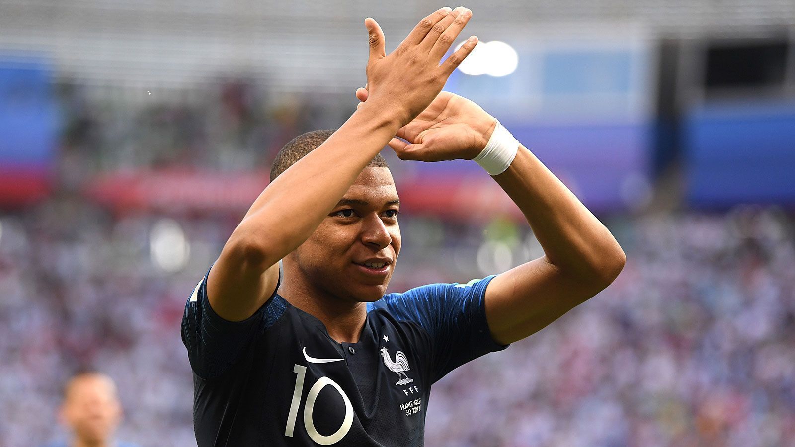 
                <strong>WM-Prämie für den guten Zweck</strong><br>
                Nicht nur auf dem Platz ist Mbappe schon ein Großer. Wie die "L'Equipe" berichtet, wird er seine WM-Prämien für einen guten Zweck spenden. Das Geld werde "Preiers de Cordees" zugute kommen - eine Wohltätigkeitsorganisation, die Sportveranstaltungen für körperlich behinderte Kinder organisiert. Als Weltmeister würde Mbappe 432.000 Euro bekommen. Für Teamkollege Samuel Umtiti ist er bereits ein gutes Vorbild: Der Verteidiger will einen Teil seiner WM-Prämien spenden.
              