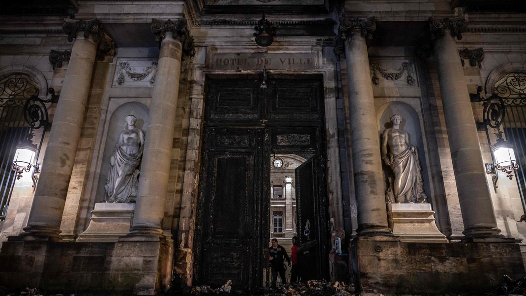 Bei Protesten gegen die geplante Rentenreform in Frankreich haben in der Stadt Bordeaux Demonstrant:innen das Tor des Rathauses in Brand gesetzt.