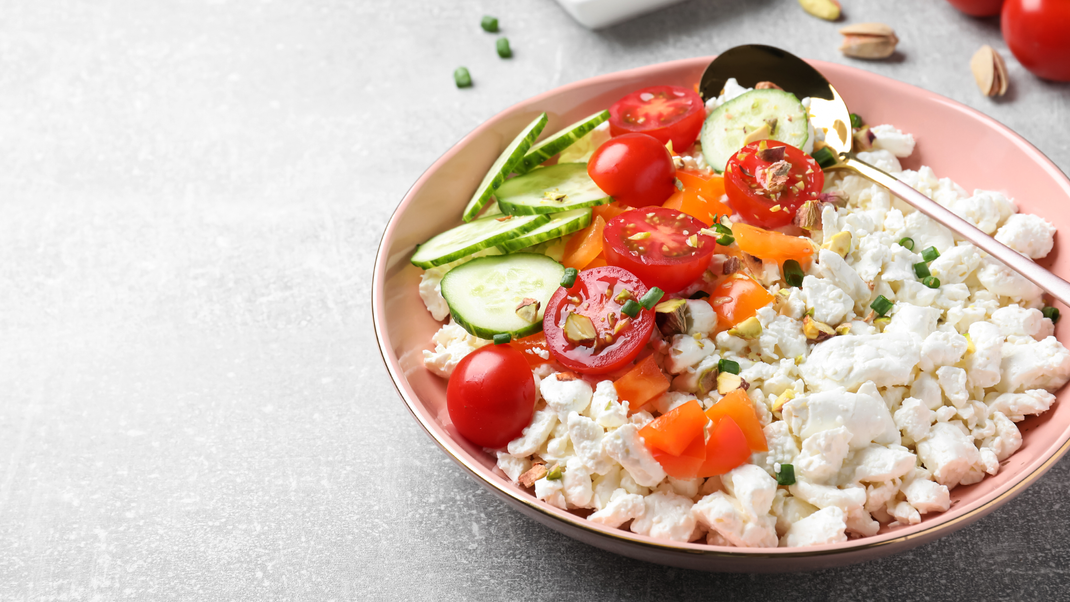 Hüttenkäse-Salat mit bunter Gemüsevielfalt - ideal für deine Diät!