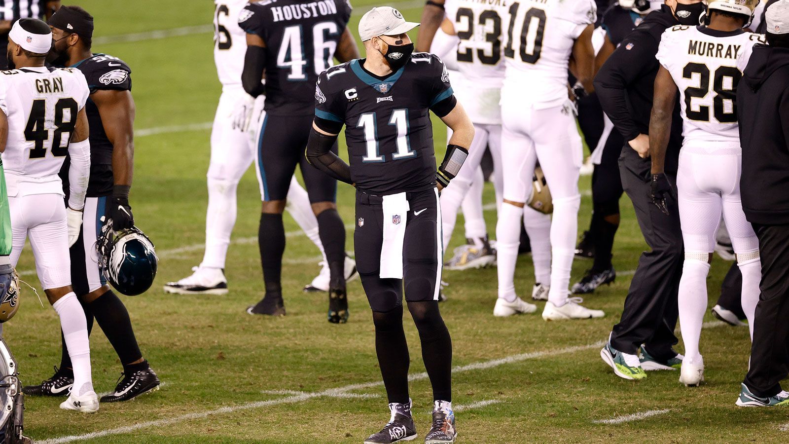 
                <strong>Verlierer: Carson Wentz</strong><br>
                Der eine Eagles-Quarterback gewinnt, während der andere eine heftige Niederlage einsteckt. Carson Wentz musste tatenlos dabei zusehen, wie sein eigentlicher Backup Jalen Hurts gegen New Orleans einen beeindruckenden Sieg einfuhr. Auch am kommenden Spieltag will Head Coach Doug Peterson an Hurts festhalten, sodass in Philadelphia bereits über einen potenziellen Abgang von Wentz spekuliert wird.
              
