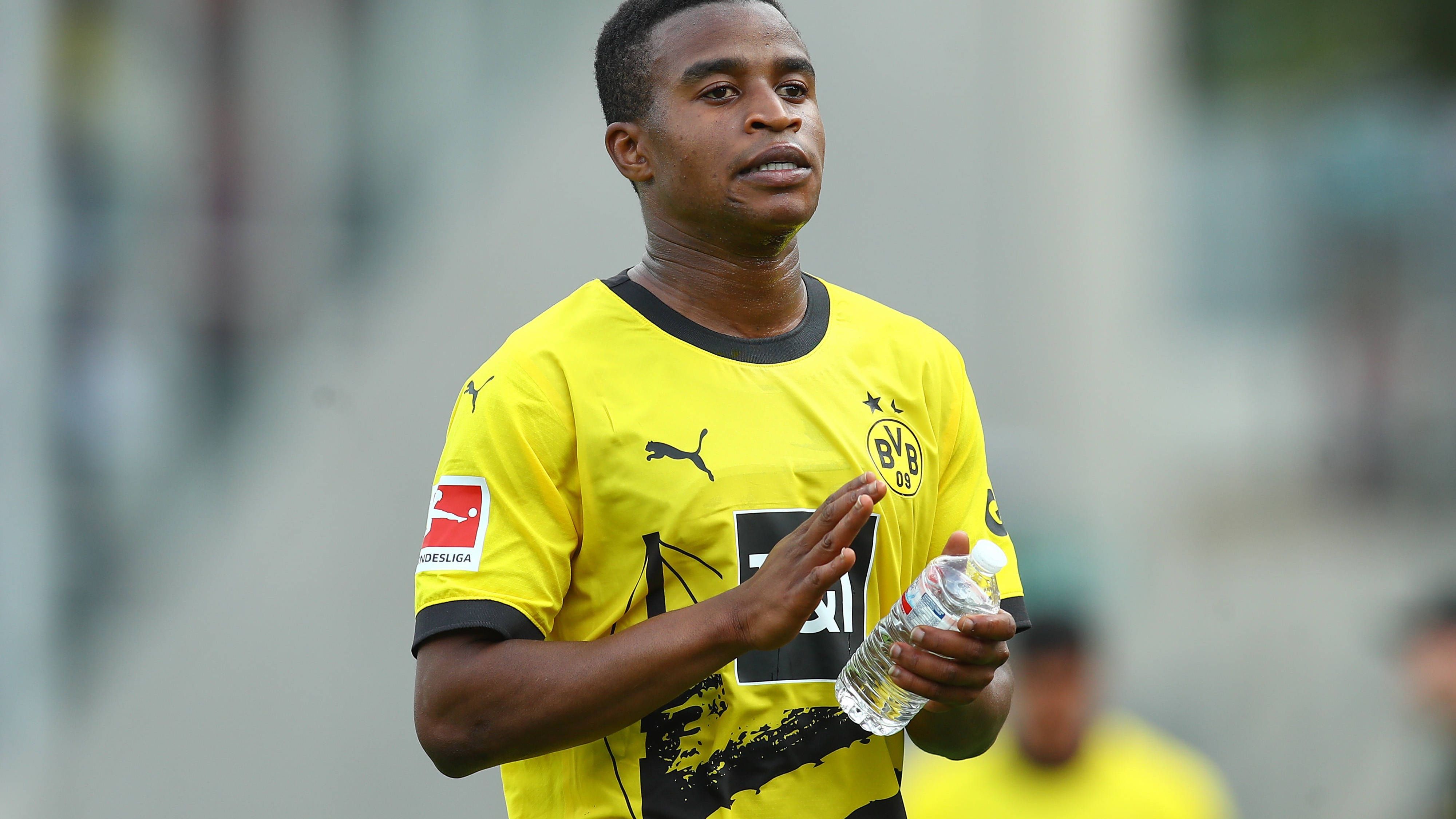 <strong>Youssoufa Moukoko</strong><br>Youssoufa Moukoko wäre die logische Alternative, konnte allerdings in der vergangenen Saison vielfach nicht überzeugen. Zwischen dem 14. und dem 34. Bundesliga-Spieltag gelang ihm nur ein einziges Tor. Im Februar und März war er durch einem Syndesmosebandanriss gehandicapt. Ihm alleine die Verantwortung als Mittelstürmer zu übertragen, wäre zumindest ein Wagnis.