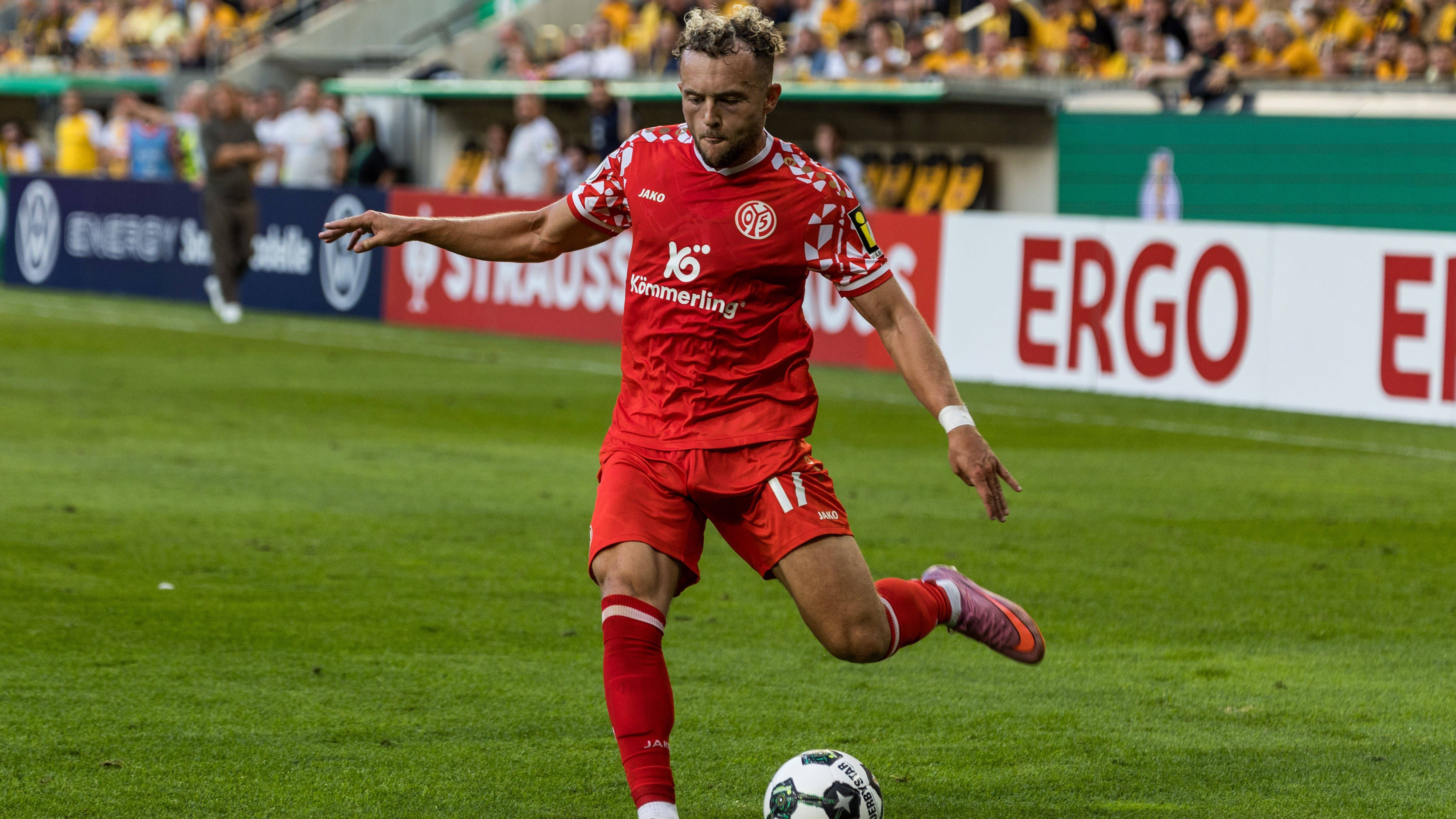 <strong>Benedict Hollerbach (für zehn Millionen Euro von Union Berlin zu Mainz)</strong><br>Der Ex-Unioner war in der vergangenen Saison die Lebensversicherung der "Eisernen": Mit 12 Torbeteiligungen in einem offensiv schwachen Team überzeugte er die Mainzer. Nach dem Abgang von Torjäger Jonathan Burkardt zu Eintracht Frankfurt benötigten die 05er dringend Verstärkung in der Offensive – und fanden sie in Hollerbach, ihrem neuen Rekordtransfer.