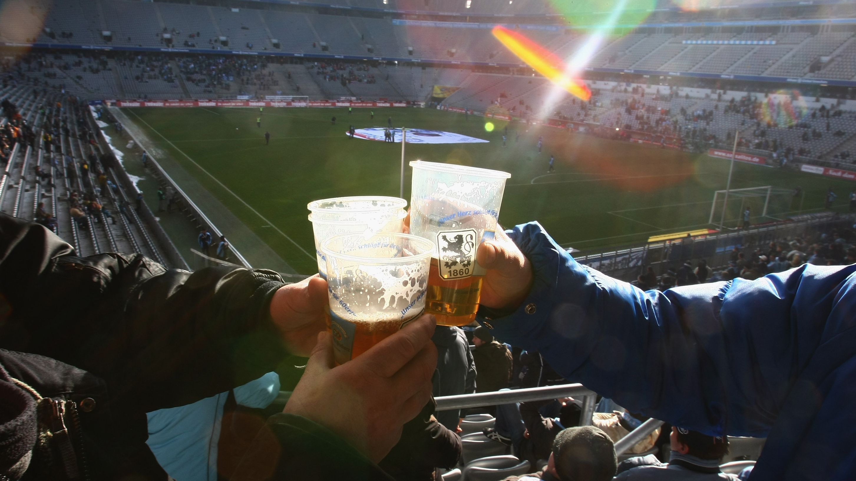 <strong>Essen und Getränke: EM-Preise in der Allianz Arena</strong> <br>Wie teuer ist ein Bier im Stadion? Und was kosten Pommes und Co.?&nbsp;&nbsp;<br>In der Münchner Allianz Arena müssen Fans für Getränke und Essen tief in die Taschen greifen, ran gibt einen Überblick über die EM-Preise im Münchner Stadion.