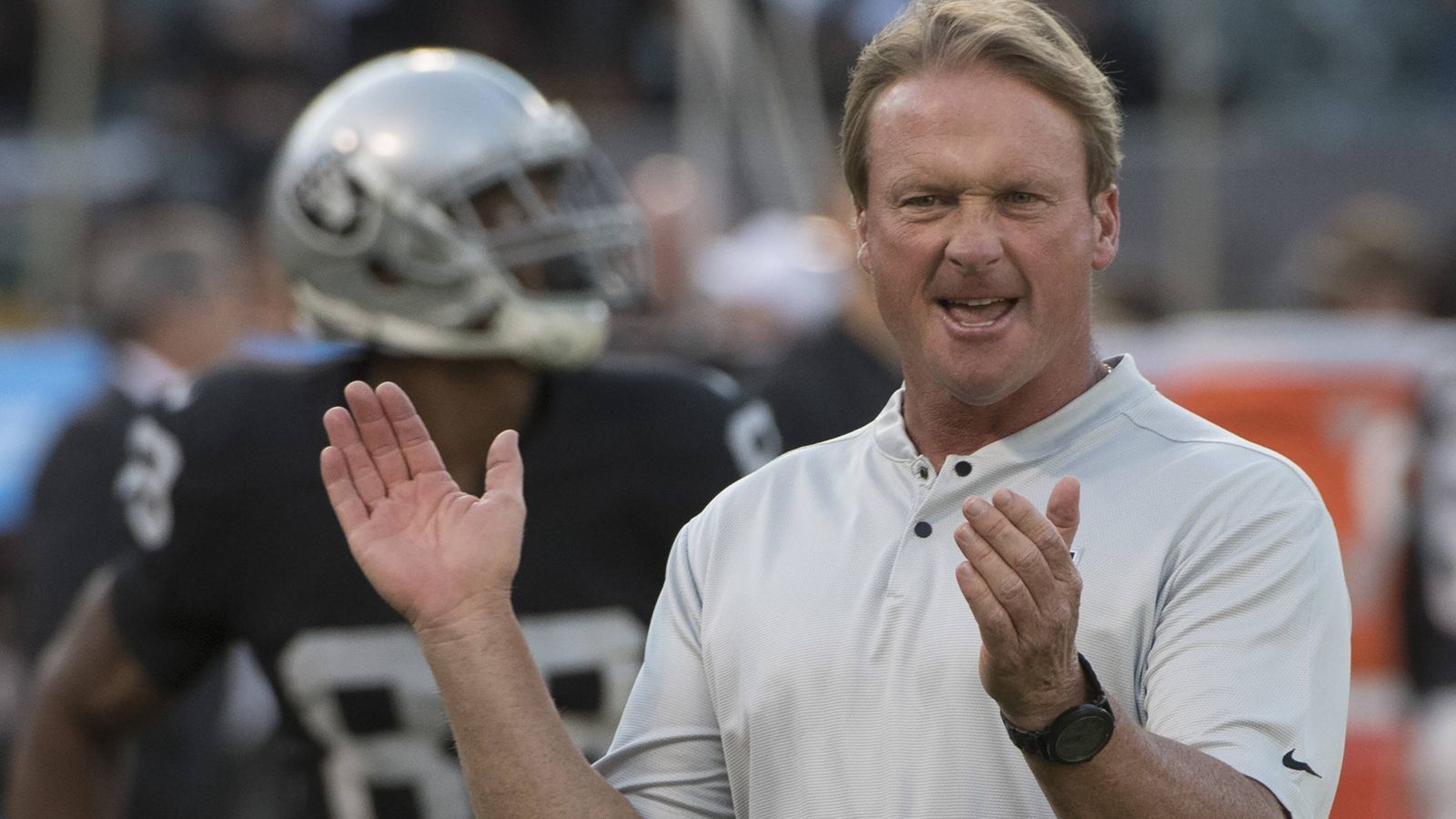 
                <strong>Gruden und das "Black Hole"</strong><br>
                Aber: Das Verhältnis zu den Fans bleibt speziell. Das "Black Hole", die verrückten Raiders-Fans aus den ersten 20 Reihen der Blöcke 103 bis 108, heißen ihren Ex-Coach willkommen. Der nimmt ein Bad in der Menge und klatscht mit den Anhängern ab. Vor dem Spiel feuert er die Zuschauer immer wieder an, macht sie heiß. Er ist ihre große Hoffnung, dass es vor dem Umzug nach Las Vegas doch noch etwas wird mit dem Super Bowl. Auch wenn es wegen des Khalil-Mack-Trade ein paar Pfiffe gibt: Gruden ist fraglos speziell, und deshalb sollte man wissen, wie "Chucky" tickt. "ESPN" hat Weggefährten gefragt.
              