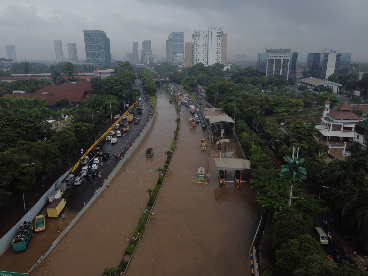 Regelmäßig stehen größere Teile von Jakarta unter Wasser.