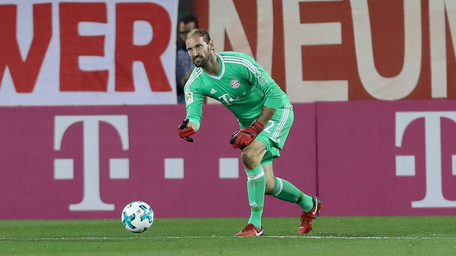 
                <strong>Tom Starke (2012/13 von der TSG Hoffenheim)</strong><br>
                Stand in fünf Jahren beim FC Bayern nur zwölf Mal zwischen den Pfosten und beendete 2017 seine Karriere. Trotz seiner wenigen Einsätze war Tom Starke stets ein wichtiger Bestandteil der Mannschaft und da, wenn er gebraucht wurde. Der Sachse gewann mit den Bayern insgesamt 15 Titel und ist aktuell Torwart-Trainer der U19 des Klubs. Starke sprang nach seinem Rücktritt sogar nochmal ein, als Manuel Neuer und Sven Ulreich gleichzeitig verletzt waren.
              