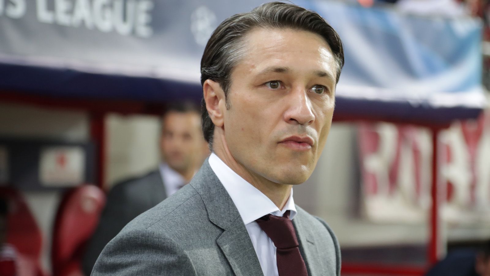 
                <strong>Das Abwehr-Puzzle der Bayern</strong><br>
                Die Sorgenfalten bei Bayern-Trainer Niko Kovac dürften trotz des knappen 3:2-Erfolgs in der Königsklasse bei Olympiakos Piräus nicht geringer werden. Nicht nur, dass der Rekordmeister in Griechenland oft wackelte. Neben Niklas Süle bricht dem 48-Jährigen mit Lucas Hernandez ein weiterer wichtiger Defensivspieler verletzungsbedingt weg. ran.de zeigt die Optionen, die der Bayern-Coach nach dem Ausfall seiner 1a-Defensive noch hat.
              