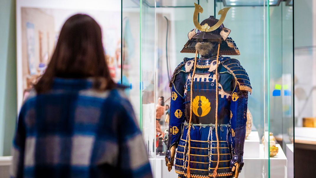 &nbsp;Das Foto zeigt eine Samurai-Rüstung samt Helm in der Ausstellung „Am Anfang war der Gurt“ in Braunschweig 2023. Das Exponat stammt aus der Edo-Zeit. Sie reicht von 1603 bis 1868 und ist die längste Friedensepoche des Landes.