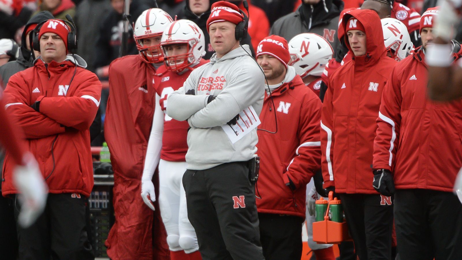 
                <strong>Nebraska Cornhuskers</strong><br>
                Die Cornhuskers besitzen im Gegensatz zu ihrem Auftaktgegner über eine weit zurückreichende Geschichte. So gibt es in Nebraska bereits seit 1893 Football. Insgesamt 24 Spieler des Teams schafften es bisher in die College Hall of Fame.
              