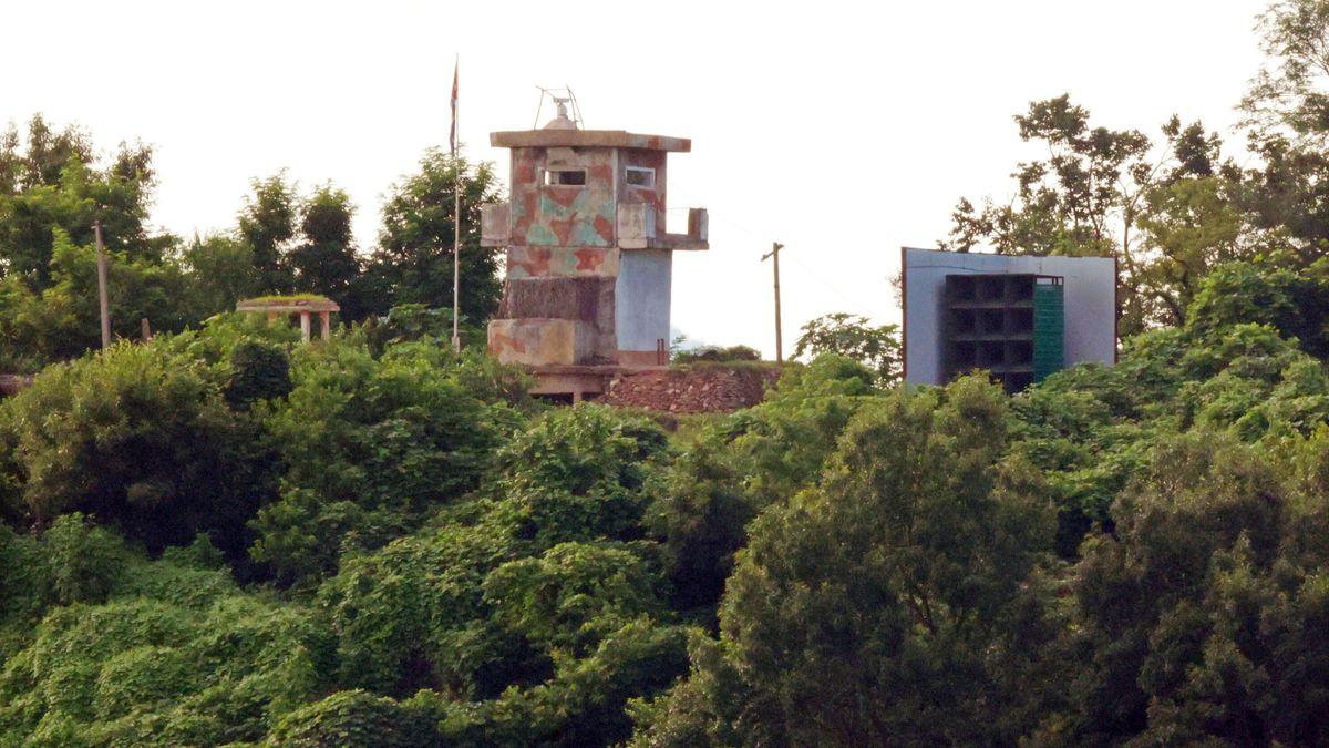 Südkorea, Paju: Ein nordkoreanischer militärischer Wachposten (links) und ein Lautsprecher sind an der Grenze zu sehen.