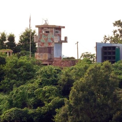 Südkorea, Paju: Ein nordkoreanischer militärischer Wachposten (links) und ein Lautsprecher sind an der Grenze zu sehen.