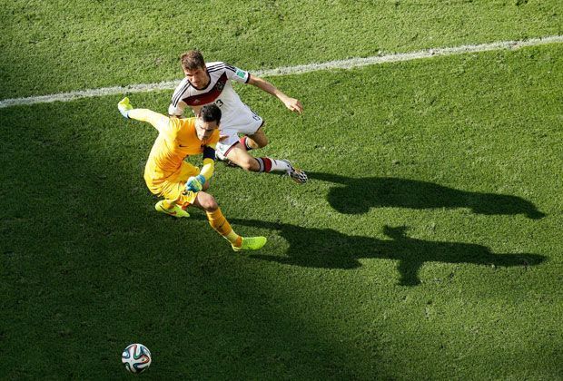 
                <strong>Frankreich vs. Deutschland (0:1) - Müller bedrängt Lloris</strong><br>
                Thomas Müller läuft auf Frankreichs Keeper Hugo Lloris zu. Der hat Mühe, sich den Ball nicht abluchsen zu lassen.
              