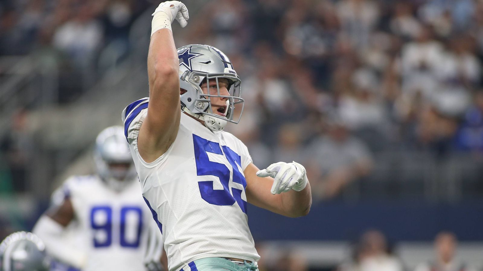 
                <strong>"Wolf-Hunter" Vander Esch nur im Mittelfeld </strong><br>
                Leighton Vander Esch wurde in der vergangenen Saison zur großen Defense-Hoffnung bei den Dallas Cowboys. Der Rookie schaffte es, die Ausfälle von Defense-Chef Sean Lee zu kompensieren und spielte sich als "Wolf Hunter" in den Vordergrund. So beendete er die Saison mit den ligaweit dritt-meisten Tackles (140) und immerhin zwei Interceptions. Im Ranking schaffte er es lediglich auf Platz 74. Einige Plätze weiter höher wären durchaus drin gewesen. Das Kuriose: Roquan Smith von den Chicago Bears wies ähnliche Statistiken wie Vander Esch auf - und kam gar nicht unter die Top 100.
              