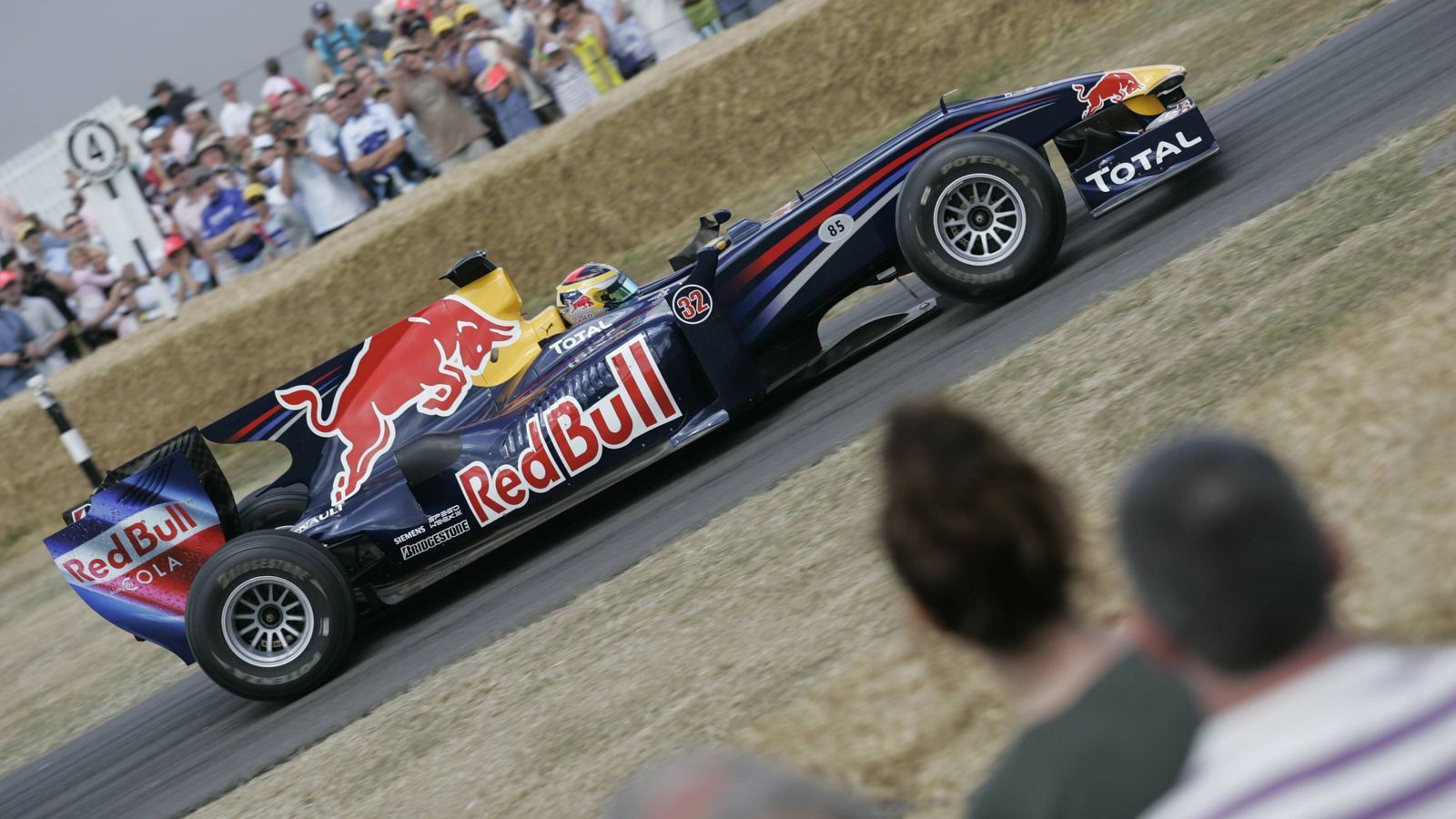 
                <strong>Red Bull RB1 (2005)</strong><br>
                Motor: Cosworth 3.0 V10Siege: -Punkte: 34WM-Rang: 7.Fahrer: David Coulthard & Christian Klien/Vitantonio Liuzzi
              
