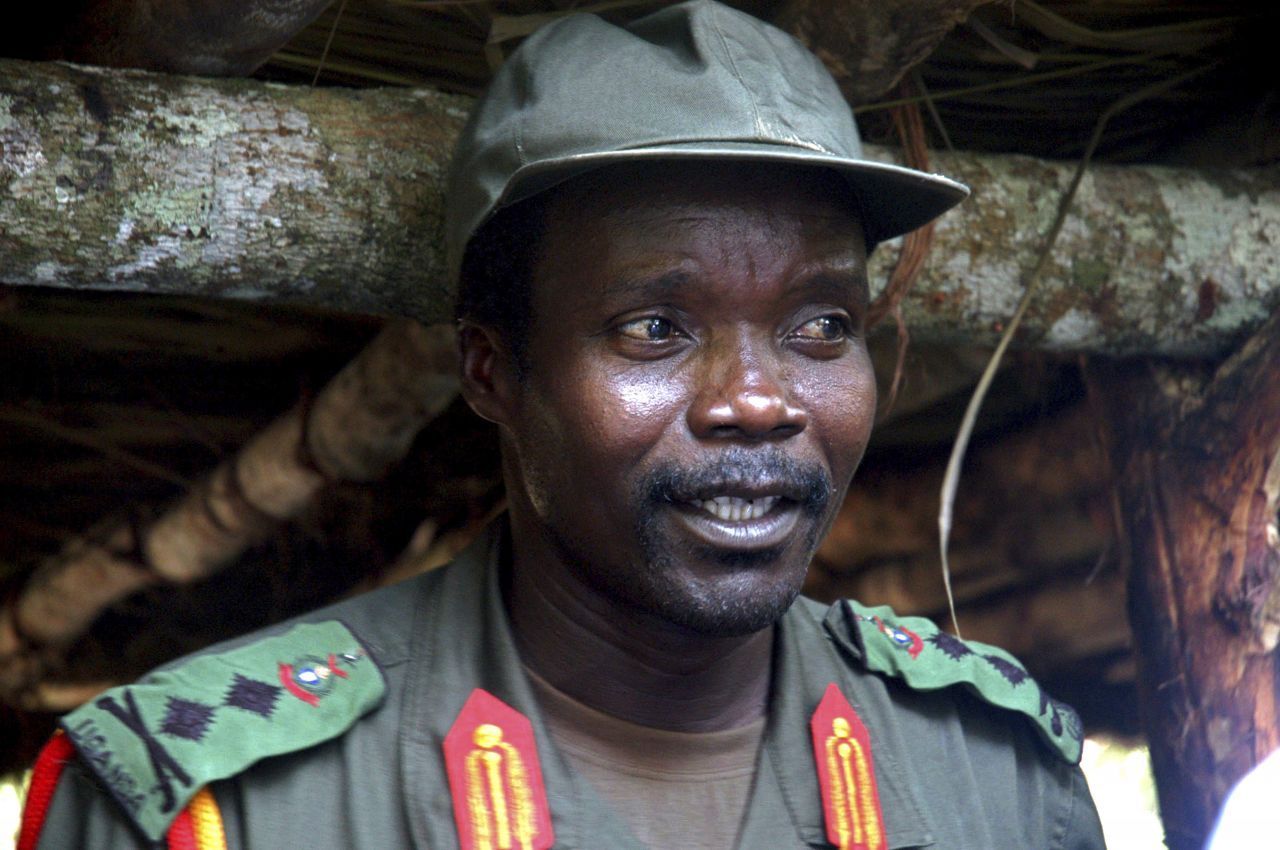Die Verhaftung des verbrecherischen Rebellenführers Joseph Kony aus Uganda war Ziel von Online-Aktivisten. Die Kampagne war sehr erfolgreich, der US Senat verabschiedete gar ein Gesetz deswegen. Aber sie zeigt auch die Schwächen des Online-Aktivismus auf, wie wir dir in der nächsten Kachel verraten.