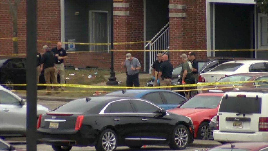 Dieses Bild aus einem von der WSFA zur Verfügung gestellten Video zeigt die Polizei an einem Tatort nach Schüssen an der Tuskegee University. Foto: Uncredited/WSFA/AP/dpa