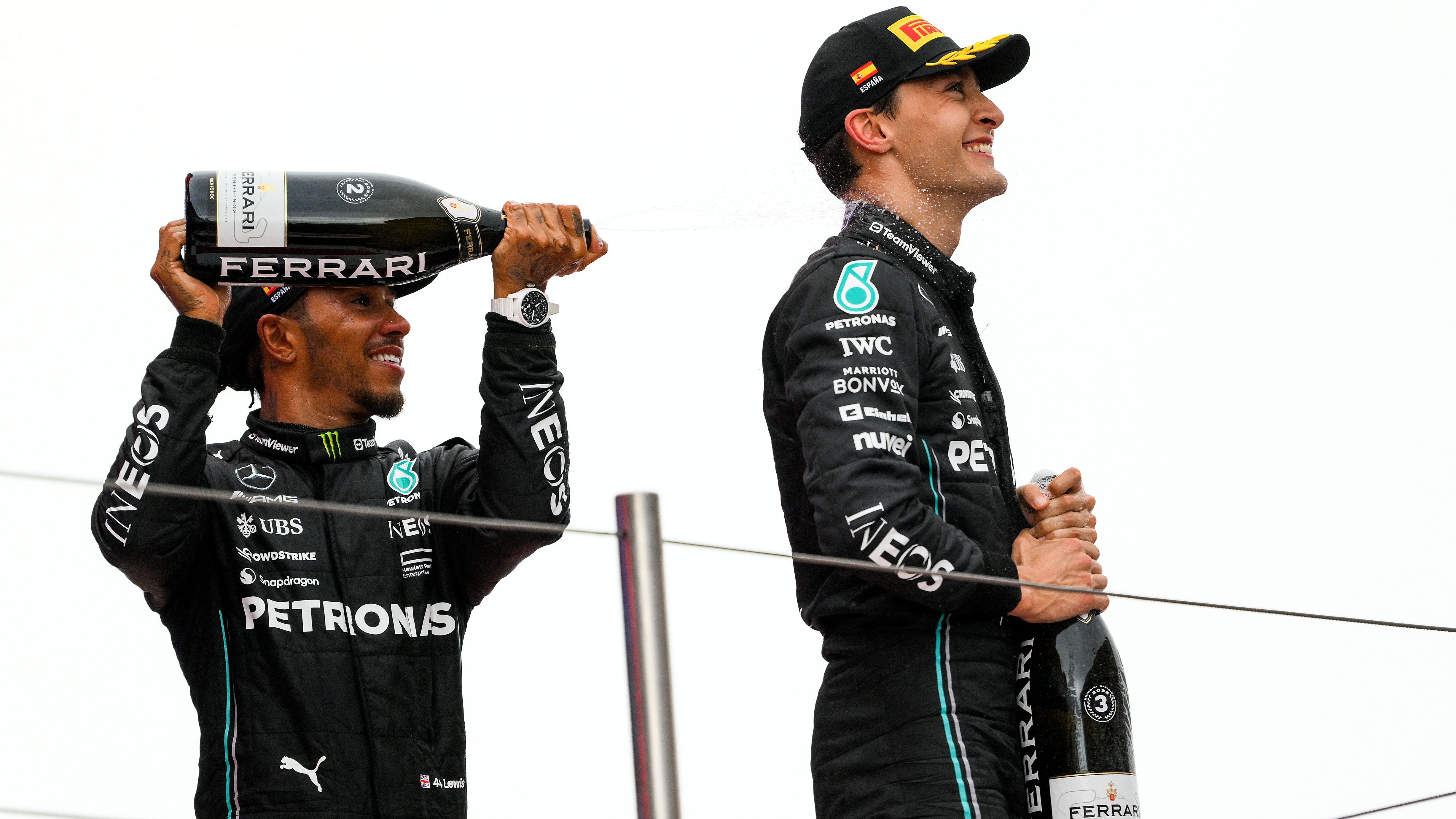 <strong>Mercedes (Verlierer)</strong><br>Die Silberpfeile haben ihren Status als Nummer zwei in der Formel 1 vor Ferrari, Aston Martin und McLaren gefestigt, das Team konnte ein paar schöne Resultate einfahren - ein Sieg war nicht dabei. Sowieso ist der Anspruch natürlich ein anderer, die einstigen Serien-Weltmeister wollen die aktuellen Champions herausfordern. Das gelingt allerdings nur hin und wieder in Qualifyings, in den Rennen sind Lewis Hamilton und George Russell so chancenlos wie der Rest auch.