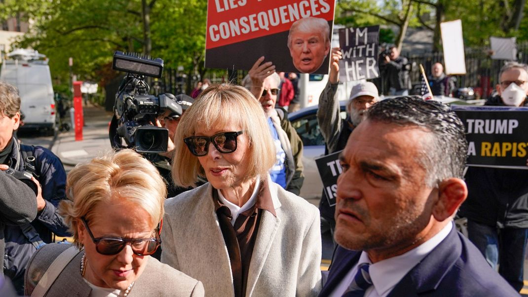 Jean Carroll erscheint am Dienstag (25. April) zum Prozessauftakt in New York.