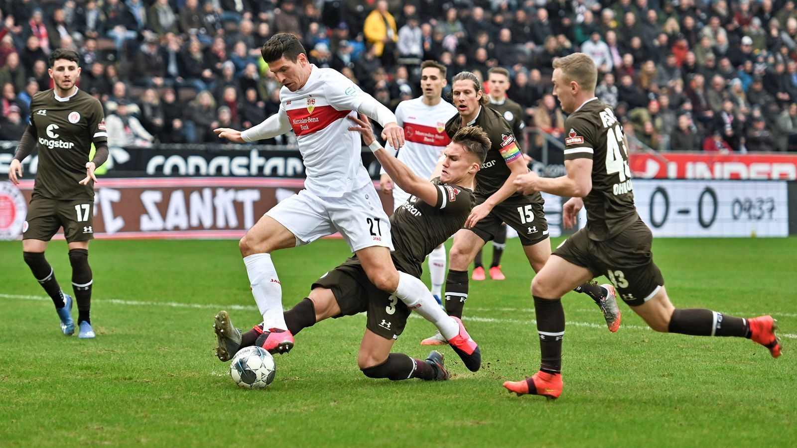 
                <strong>Süd-Nord-Duell: VfB Stuttgart gegen FC St. Pauli</strong><br>
                Sollte es der FC St. Pauli in die Relegation schaffen, könnte allerdings auch der VfB Stuttgart als Gegner warten. Beim vergangenen Duell im Februar 2020 sorgte Mario Gomez in der Schlussphase noch für den 1:1-Endstand. Den Torjäger hat der VfB mittlerweile nicht mehr - dafür aber den Österreicher Sasa Kalajdzic, über den Stuttgart-Coach Pellegrino Matarazzo vor Wochen noch sagte, dass er die Schwaben zum Klassenerhalt schießen wird. Tritt dieser Fall eventuell sogar in der Relegation gegen die "Kiezkicker" ein? Damit es für St. Pauli aber mit der Relegation klappt, müssen die Hamburger in den verbleibenden beiden Spielen auch noch drei Punkte aufholen. 
              